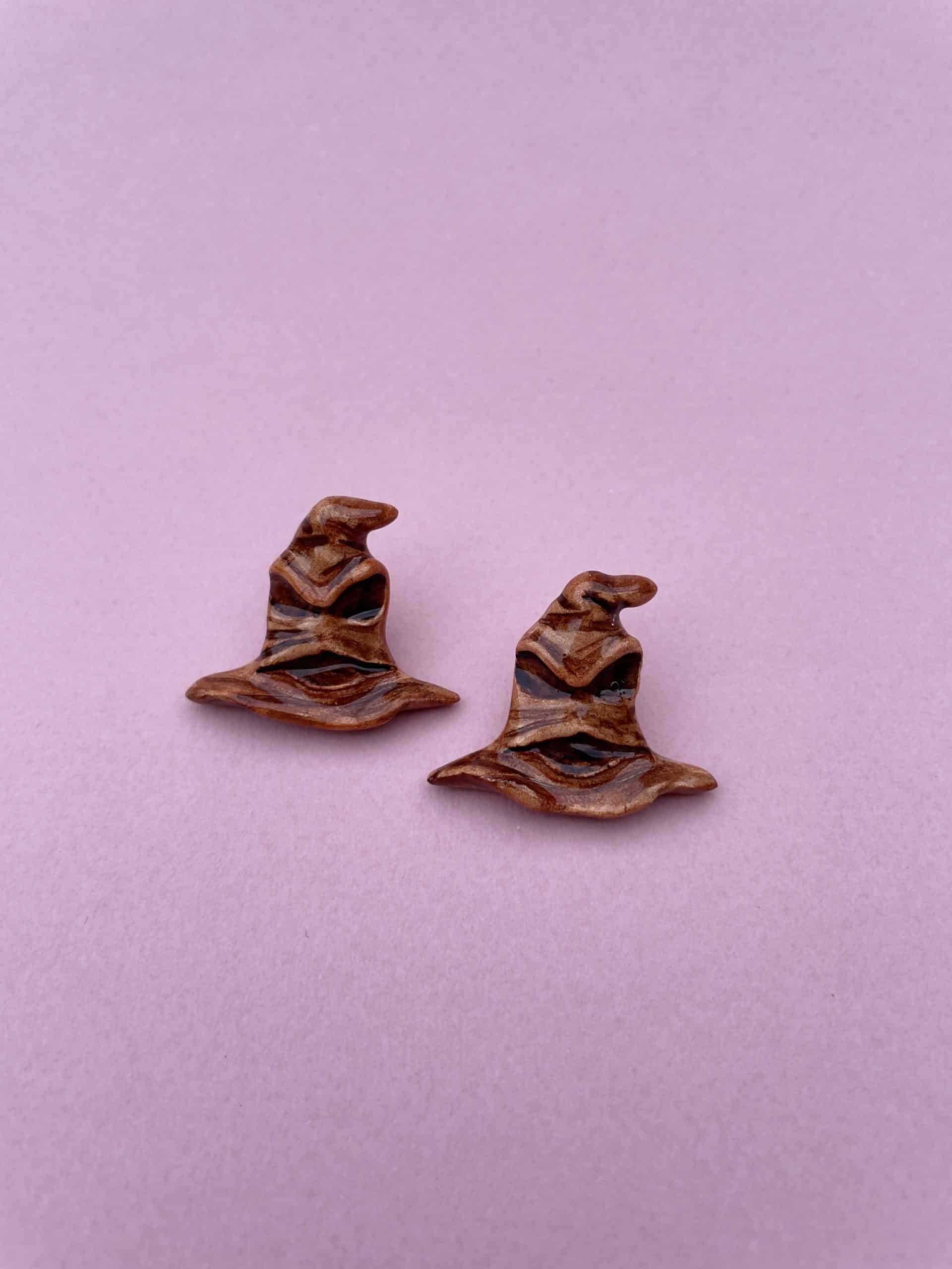 Pendientes pequeños de botón del Sombrero seleccionador image 0