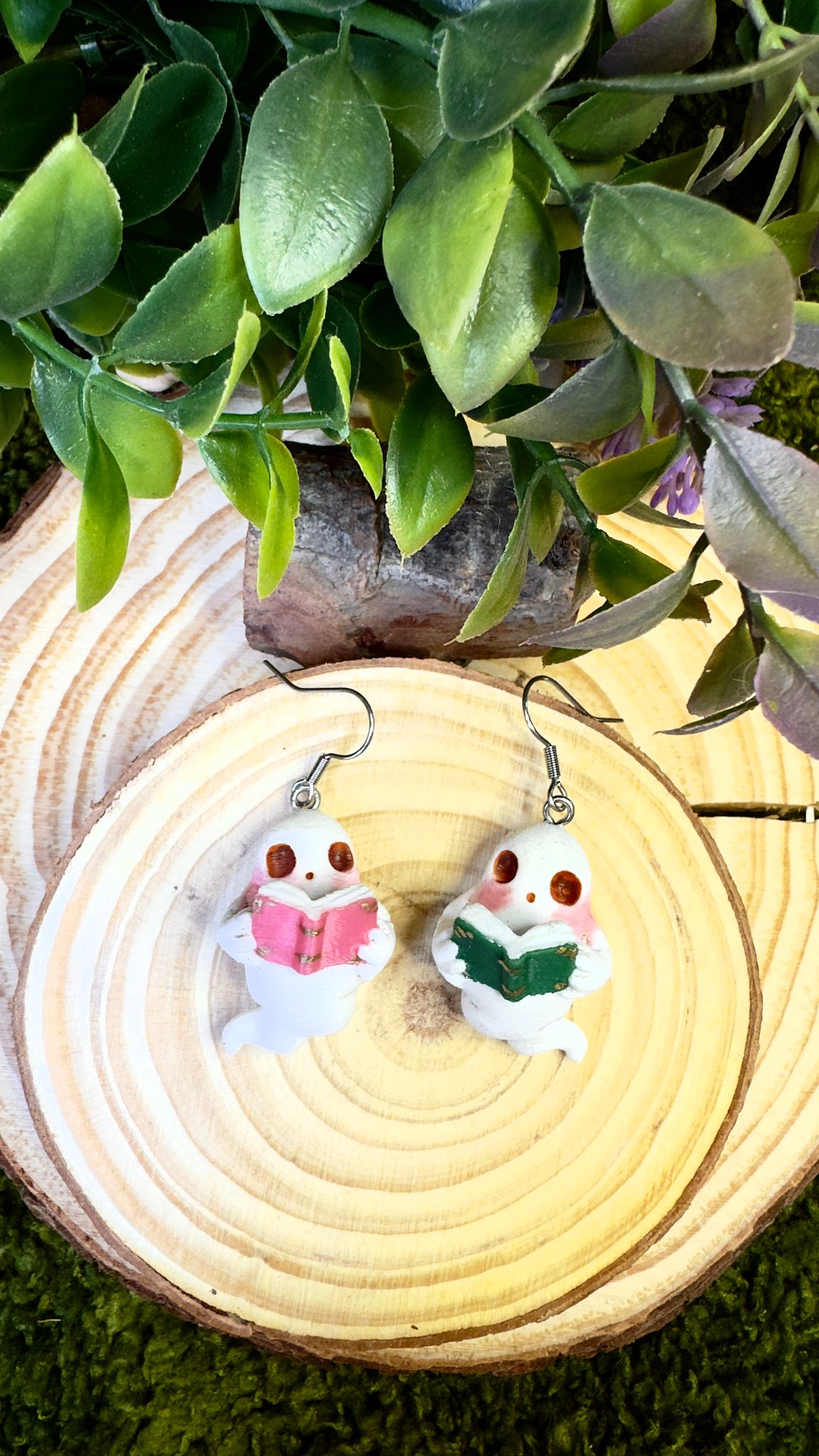 Pendientes fantasmas lectores libros rosa y verde image 0