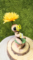Mandrágora con libro y gafas amarillas image 1
