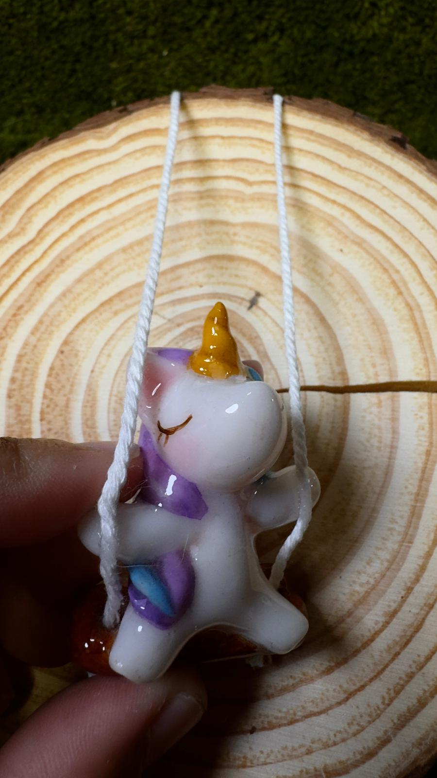 Colgante Unicornio en columpio image 4