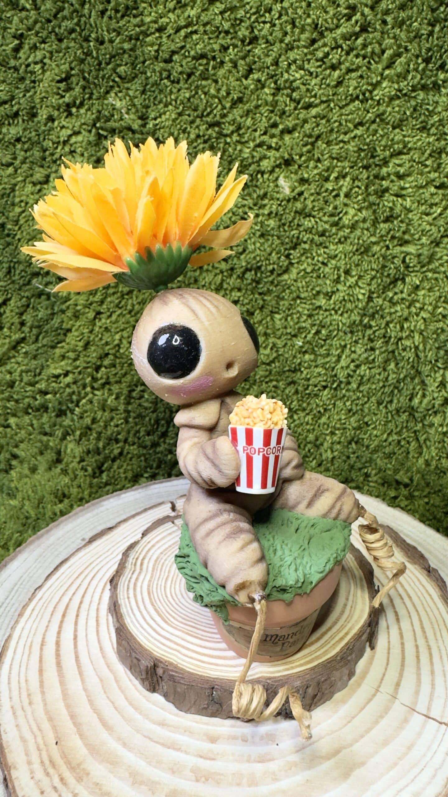 Mandrágora comiendo palomitas image 1