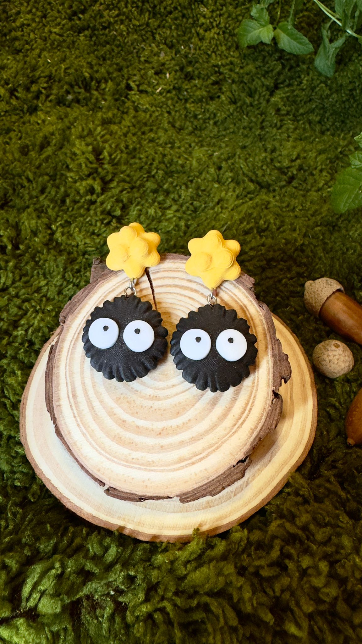 Pendientes pelusas del polvo ghibli amarillo image 1