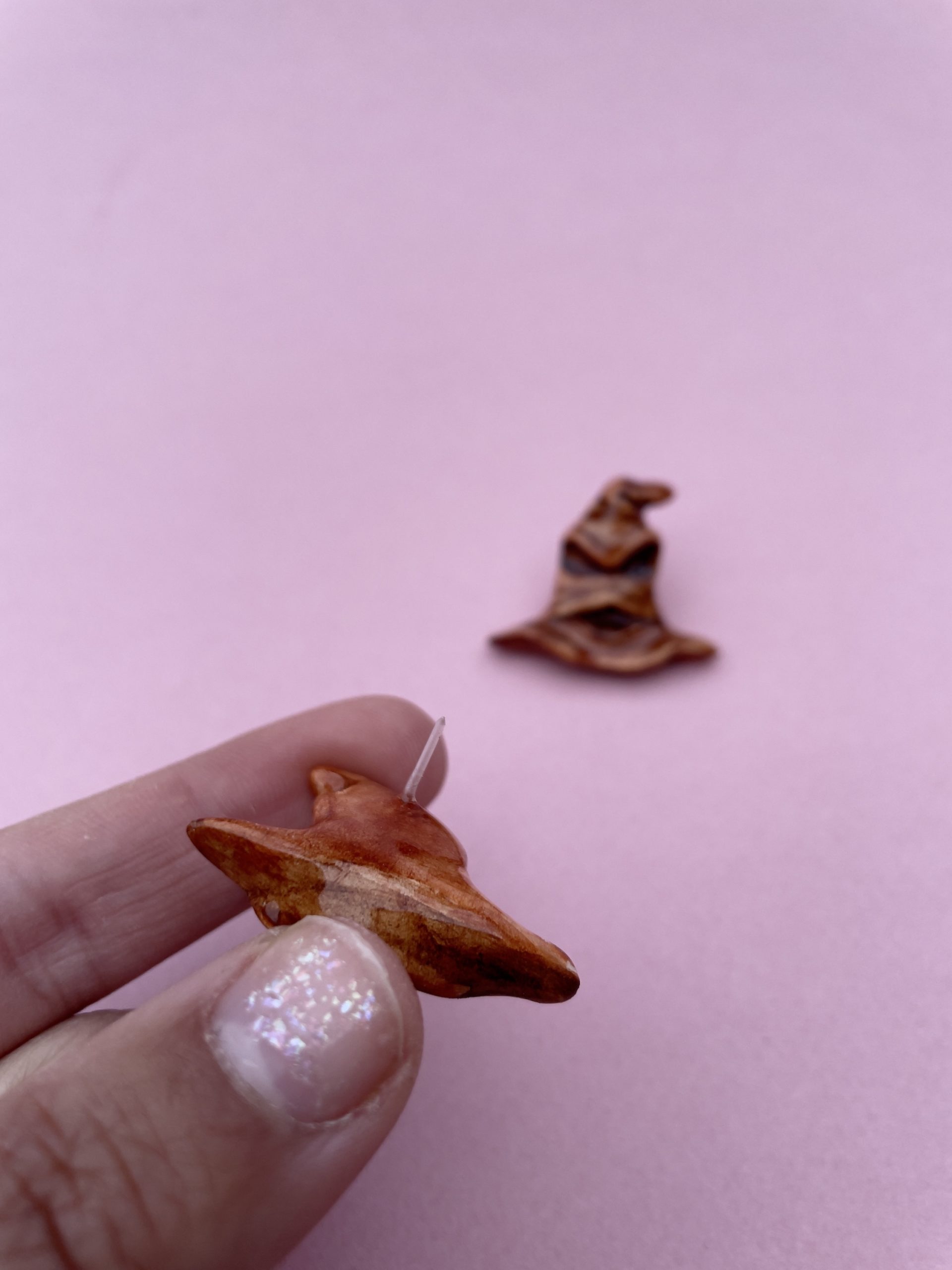 Pendientes pequeños de botón del Sombrero seleccionador image 2