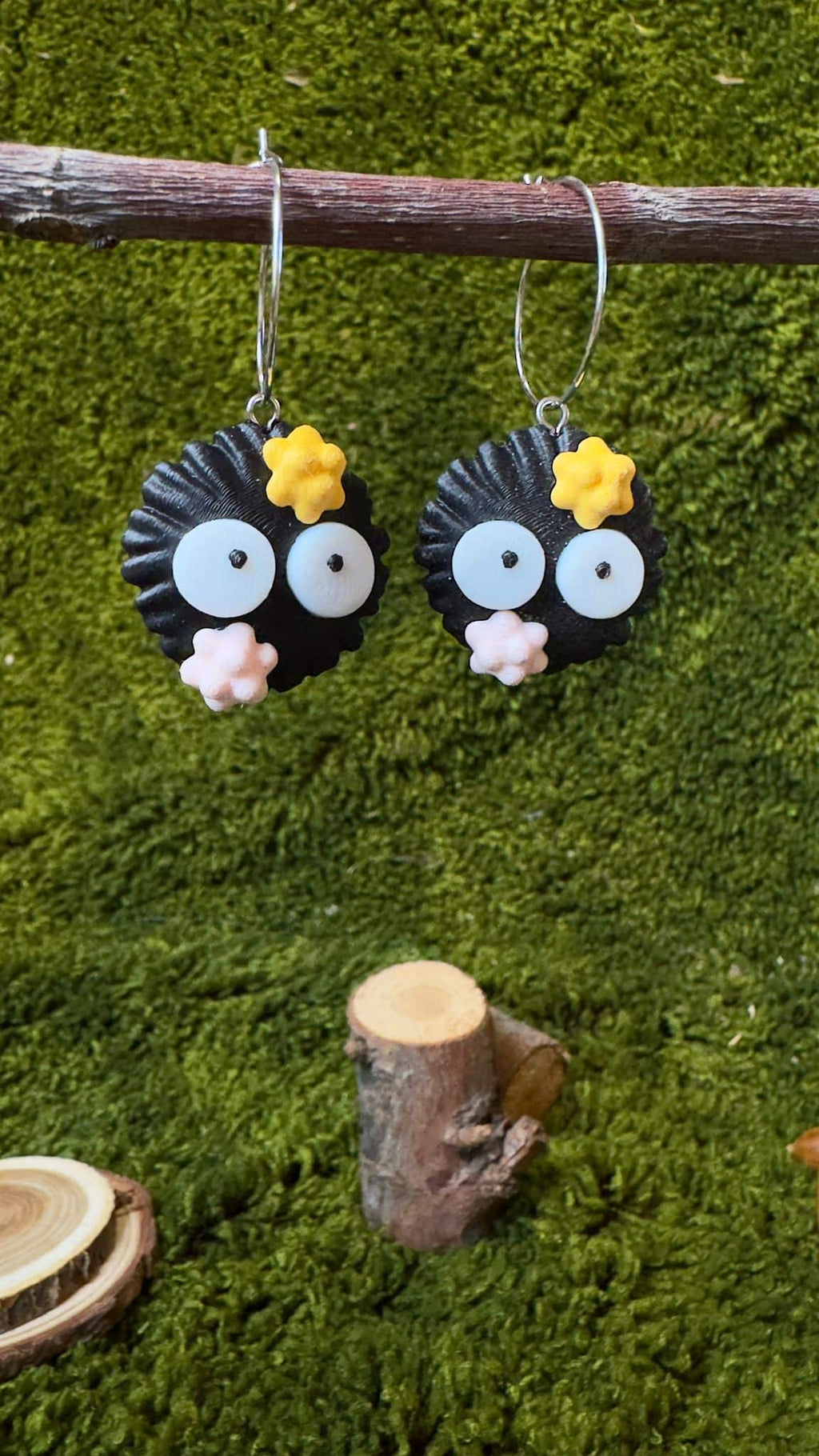 Pendientes con aro pelusa del polvo Ghibli image 1