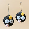 Pendientes con aro pelusa del polvo Ghibli image 1