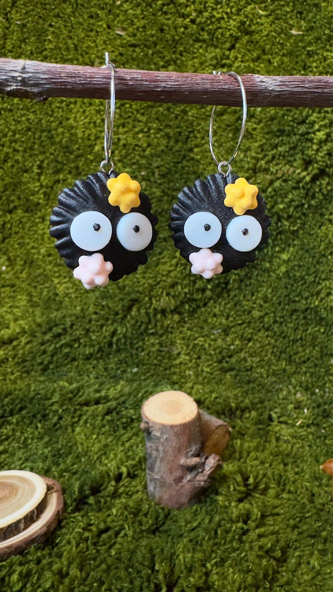 Pendientes con aro pelusa del polvo Ghibli image 1