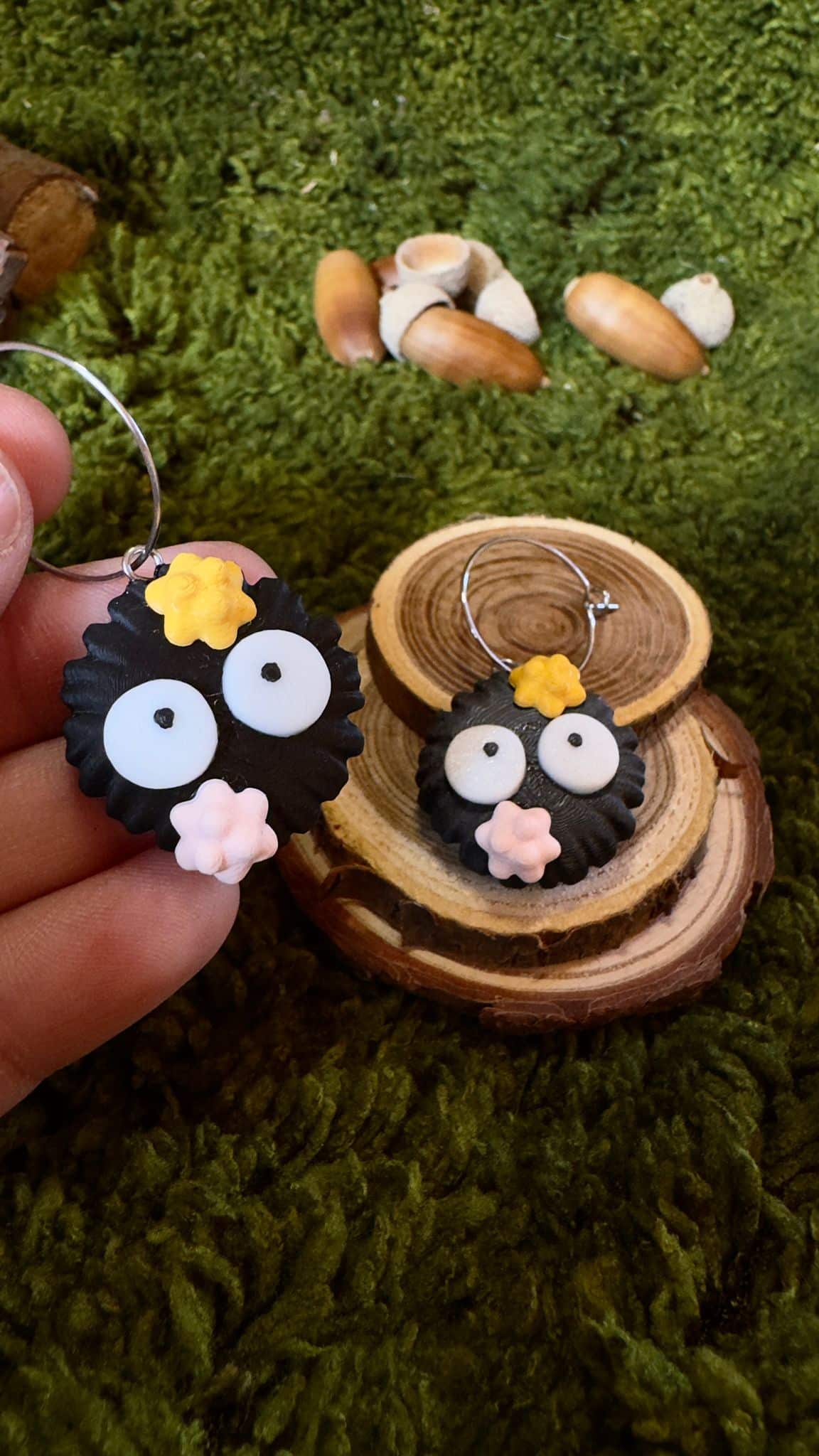 Pendientes con aro pelusa del polvo Ghibli image 0