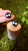 Pendientes pelusas Ghibli botón pequeños image 0