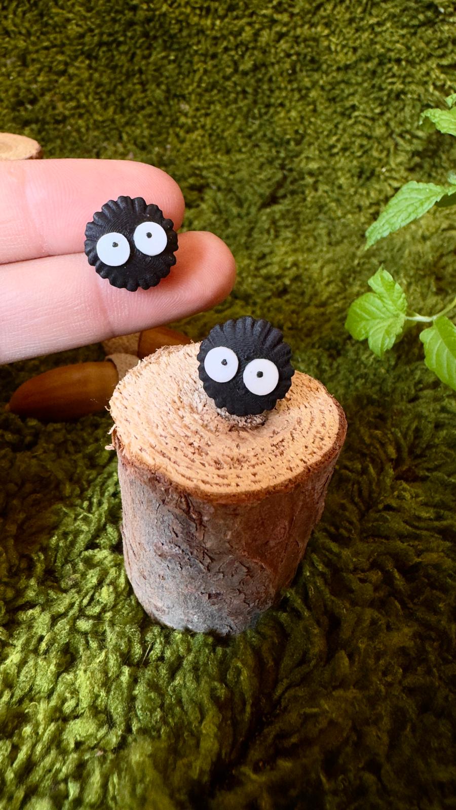 Pendientes pelusas Ghibli botón pequeños image 0