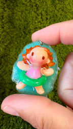 Colgante niña piscina