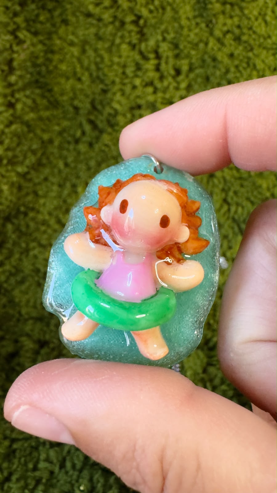Colgante niña piscina