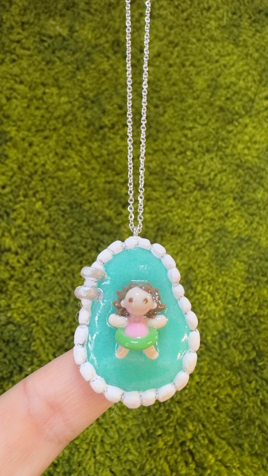 Colgante niña piscina