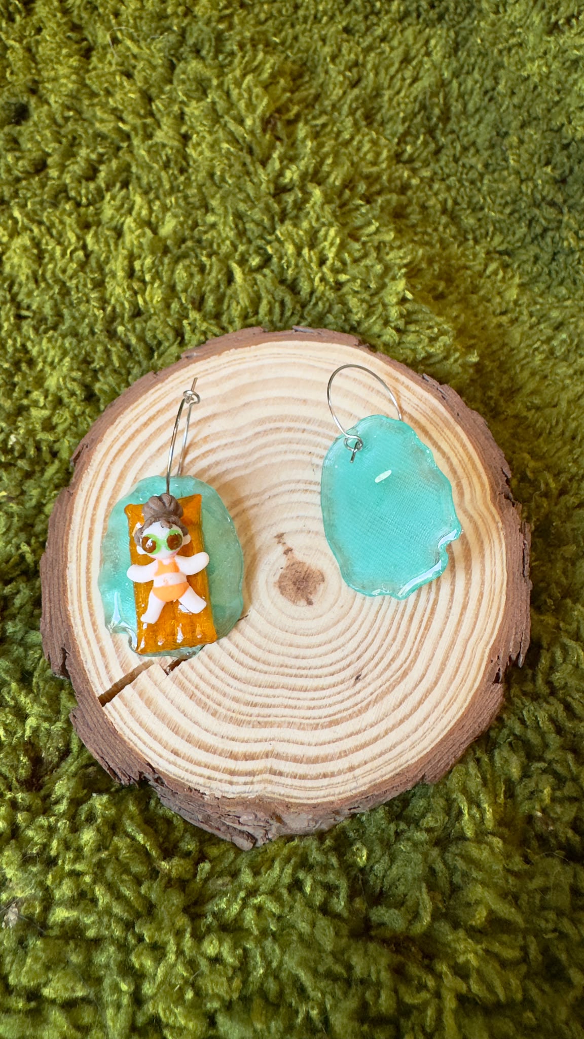 Pendientes niñas en el agua