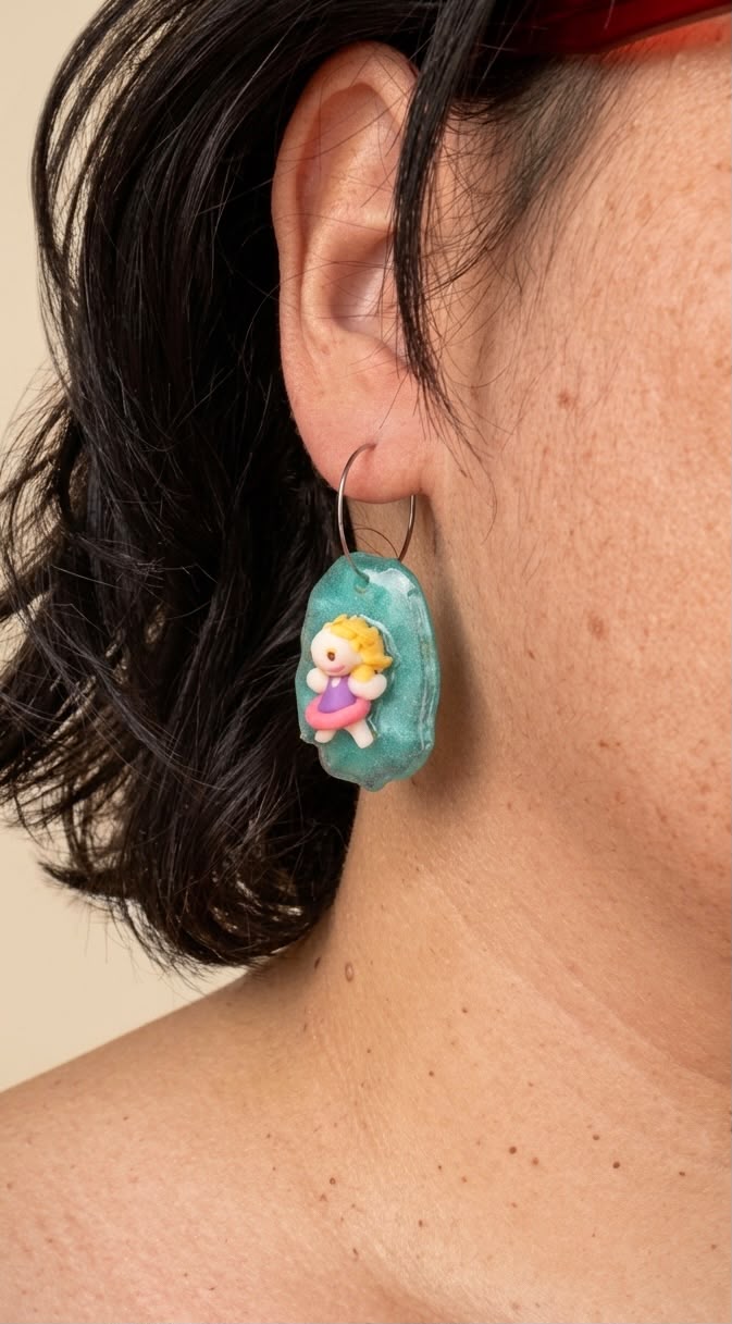 Pendientes niñas en el agua