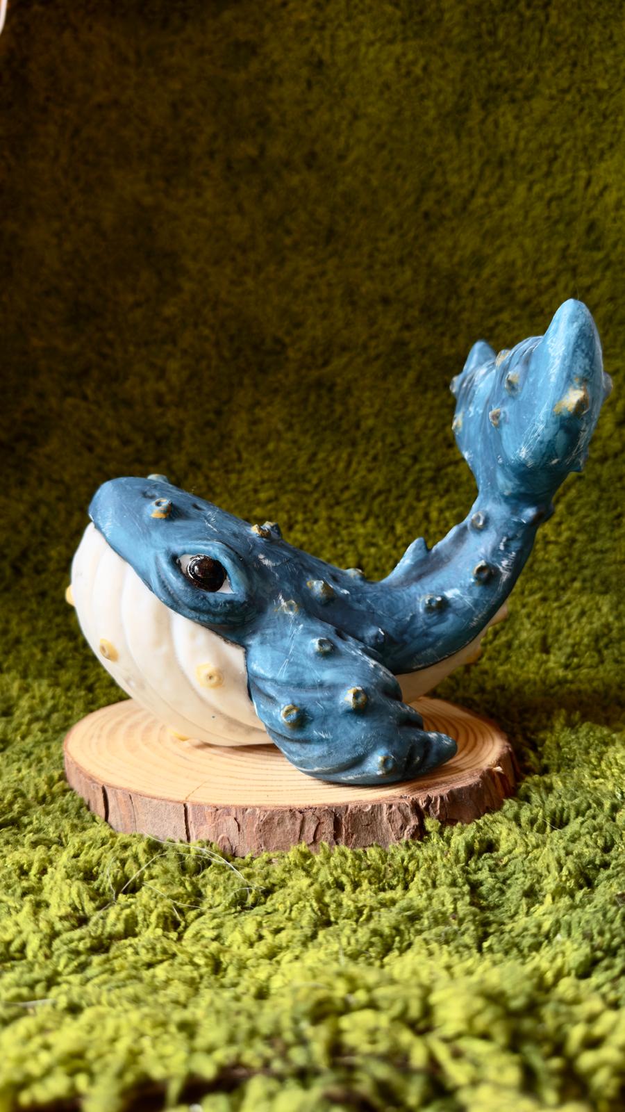Escultura ballena azul mate