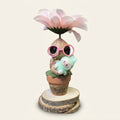 Mandrágora con labubu verde y gafas rosas