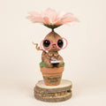 Mandrágora lectora con flor y gafas rosas