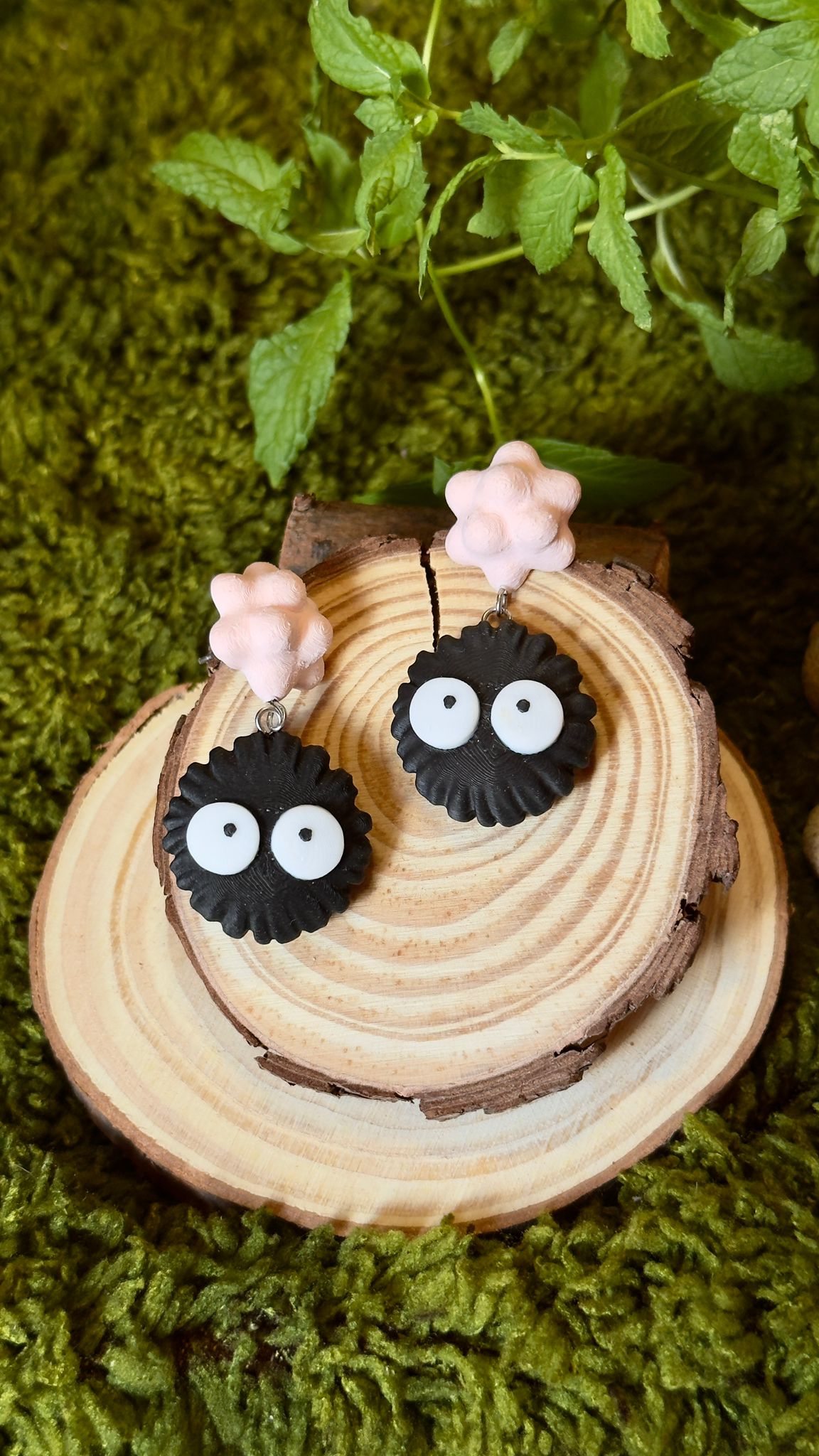 Pendientes pelusa polvo Ghibli rosa image 0