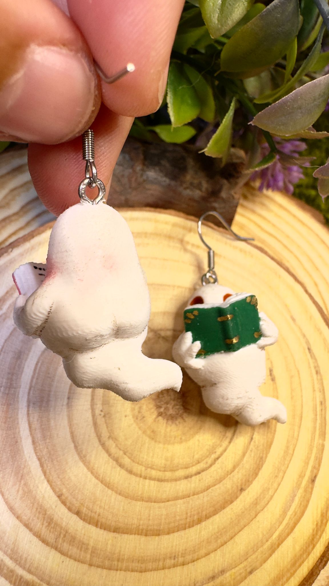 Pendientes fantasmas lectores libros rosa y verde image 2
