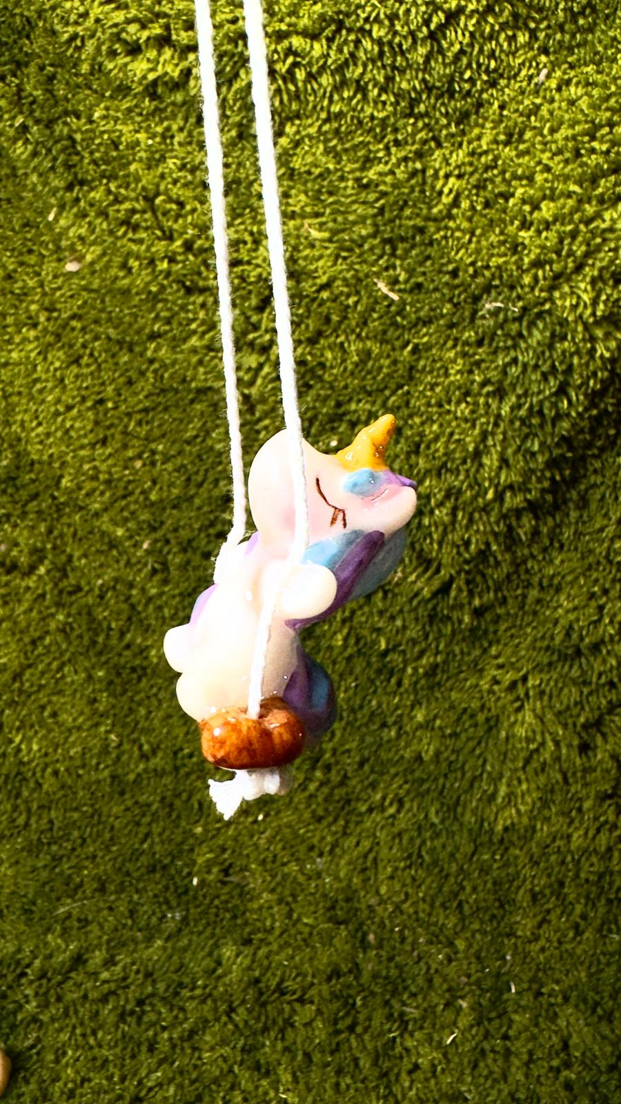 Colgante Unicornio en columpio image 1