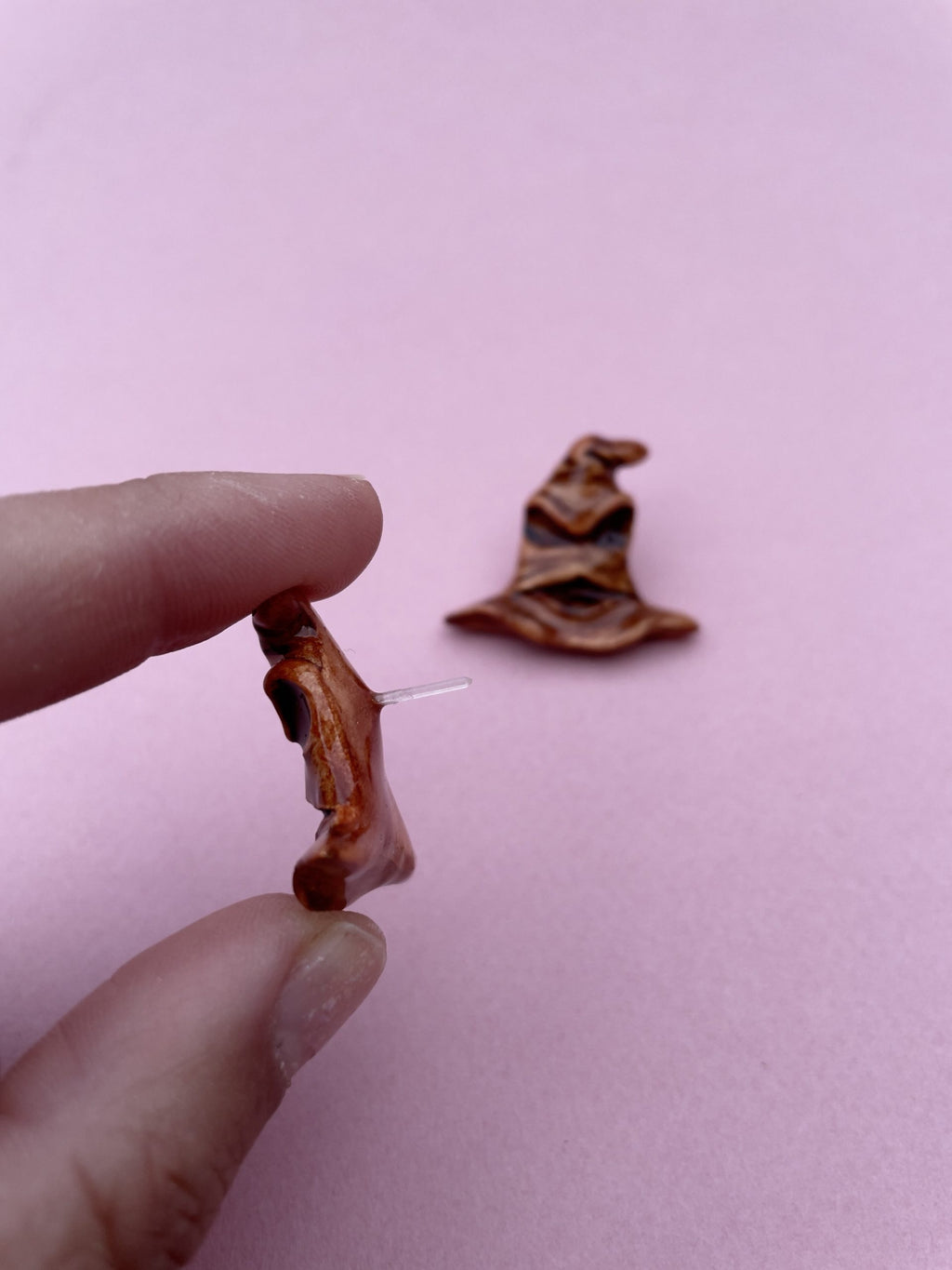 Pendientes pequeños de botón del Sombrero seleccionador image 1