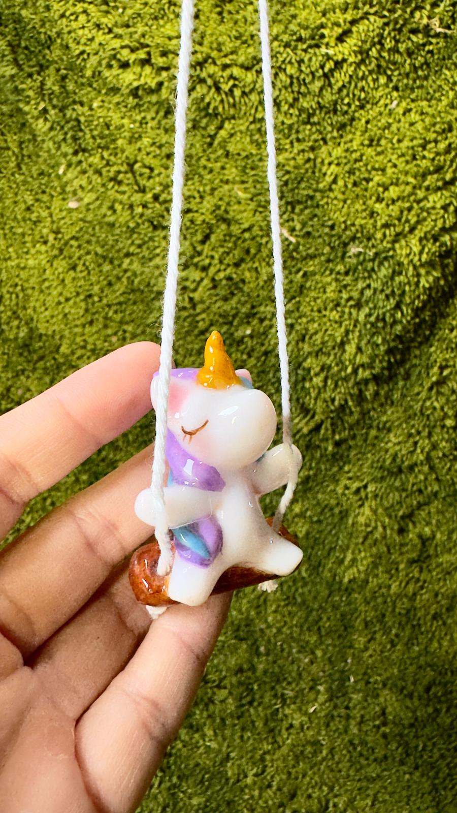 Colgante Unicornio en columpio image 0