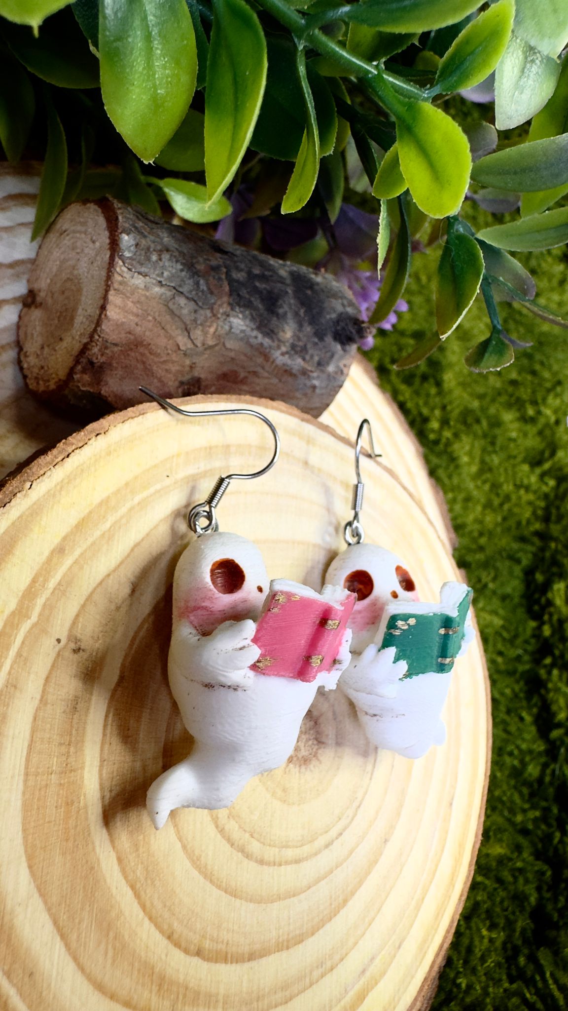 Pendientes fantasmas lectores libros rosa y verde image 1